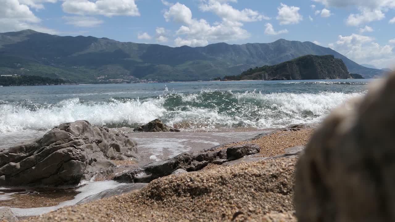 olas que se estrellan suavemente en la arena en una playa natural y privada, mediterránea