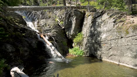 Izquierda-Cascada-De-Twin-Falls-En-Dos-Lagos-Medicinales-En-El-Parque-Nacional-Glacier,-Inclinada-Hacia-Abajo