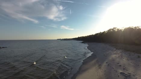 Hermosa-Toma-Aérea-De-La-Playa-De-Ystad-Saltsjöbad-Al-Atardecer-En-El-Sur-De-Suecia-Cerca-Del-Océano-Ã–stersjÃ¶n-Con-Un-Pájaro-Volando