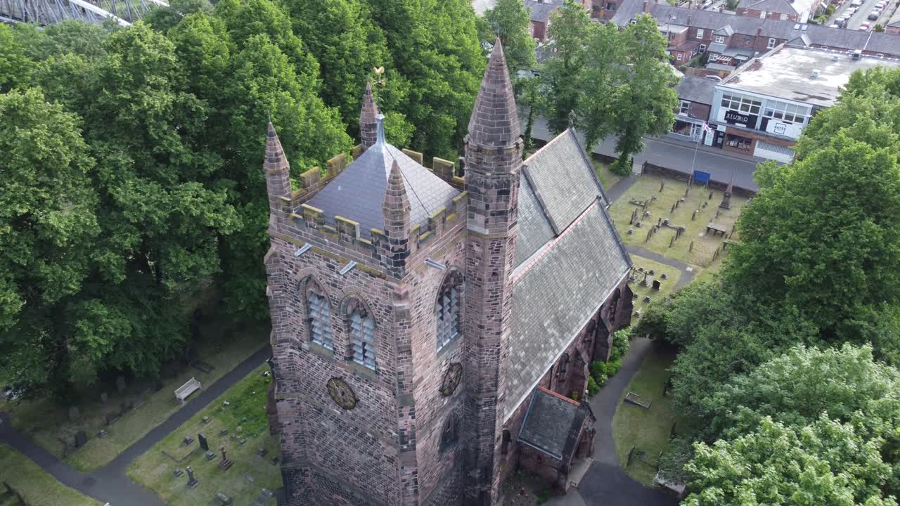 시골 영어 마을 시골 목가적인 교회 종탑과 묘지 위의 조감도