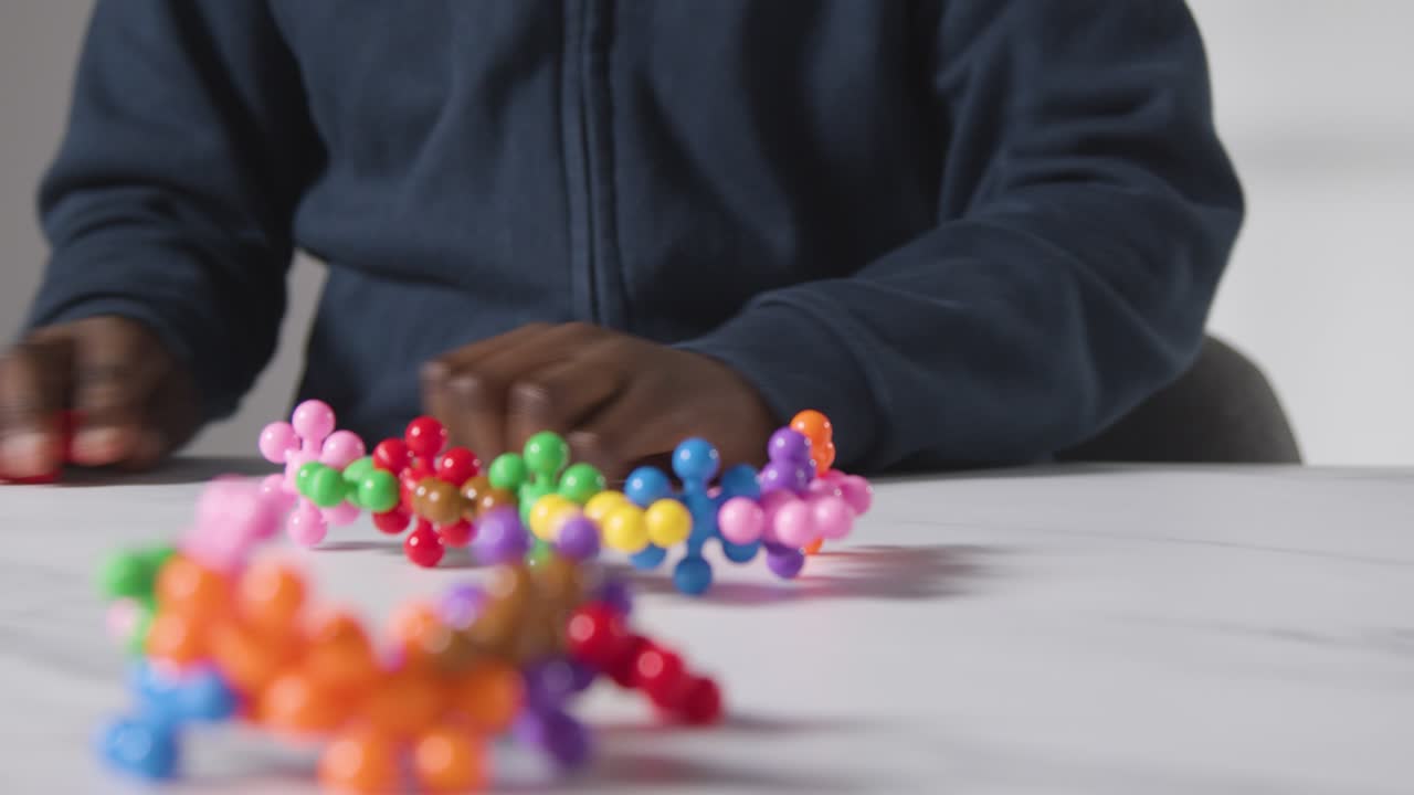 niño en espectro asd jugando con rompecabezas de forma sobre fondo blanco 5