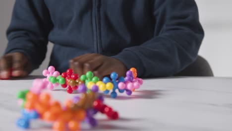 niño en espectro asd jugando con rompecabezas de forma sobre fondo blanco 5