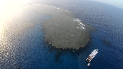 toma aérea con drones para el arrecife de coral del mar rojo en la península del sinaí y las islas de arrecifes de coral en el mar rojo filmadas en 4k y 50 fotogramas