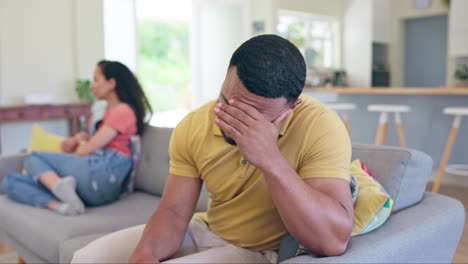 pareja, separación y discusión en el sofá