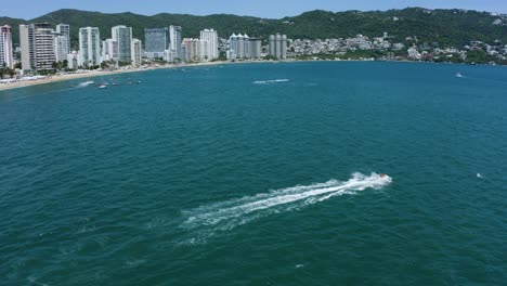 barcos turísticos disfrutando de las cálidas vacaciones de verano en la bahía tropical de acapulco, méxico - antena