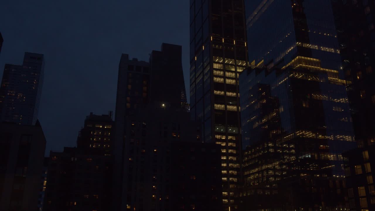 día a noche - el lapso de tiempo de la espiral 66 hudson boulevard rascacielos en la ciudad de nueva york - el centro de manhattan