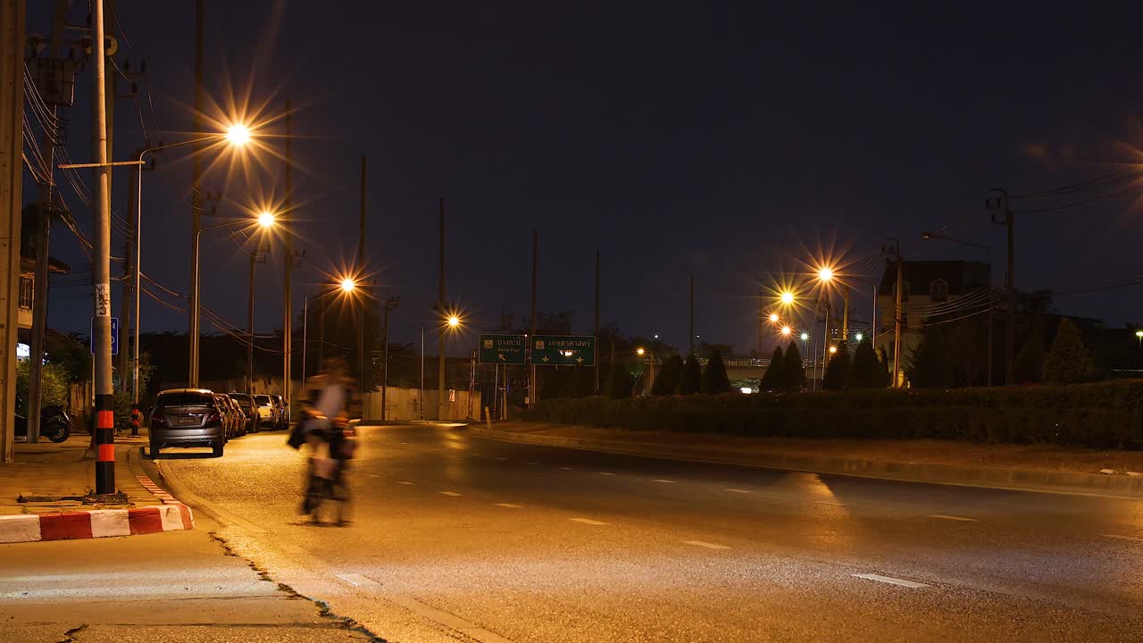vehículos que se mueven por una encrucijada de la ciudad por la noche