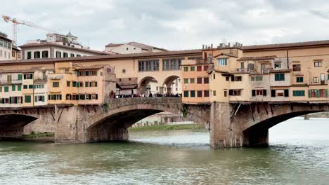 Ponte-Vecchio-In-Florenz,-Italien,-An-Einem-Düsteren,-Bewölkten-Tag