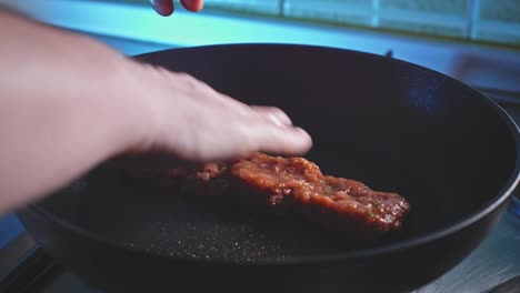 Freír-La-Hamburguesa-De-Pavo-Molido-En-Una-Sartén-Con-Aceite-De-Coco-Para-Hacer-Una-Hamburguesa-Con-Envoltura-De-Tortilla