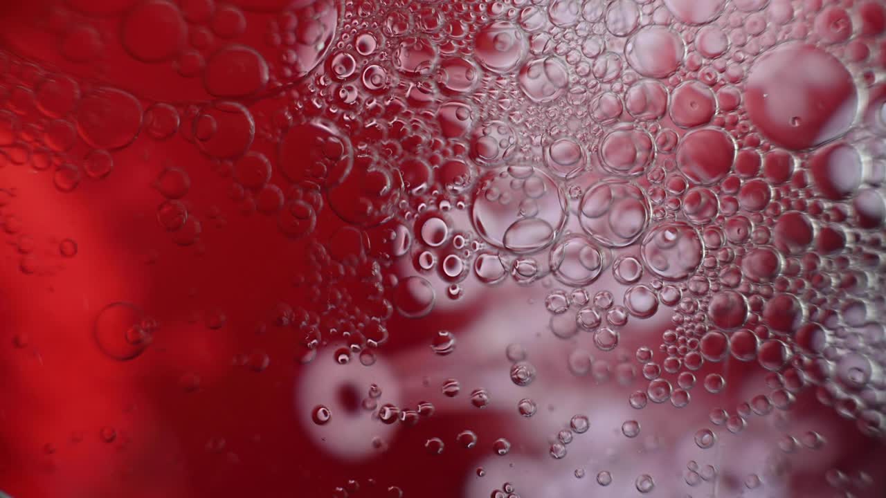 gotas de aceite flotando en el agua en un fondo borroso