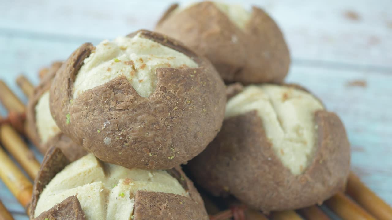 나무 트레이 에 쌓인 별 모양 의 쿠키