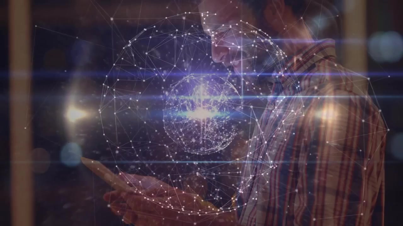 Homem tocando na tela do telefone no saguão, ativando um globo de rede com tecnologia de holograma e nós pulsantes.