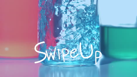 animación de deslizar hacia arriba sobre el reactivo que se vierte en el vidrio de laboratorio sobre fondo azul