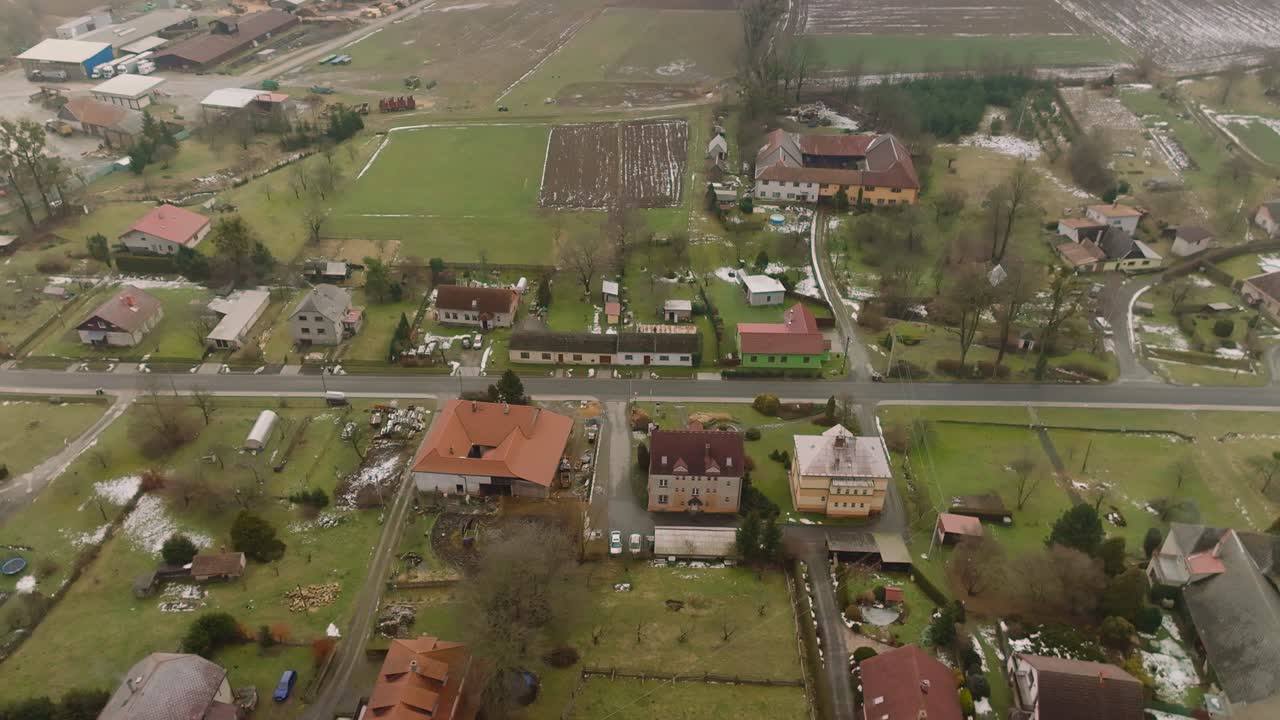 pequeño pueblo en europa al final del invierno
