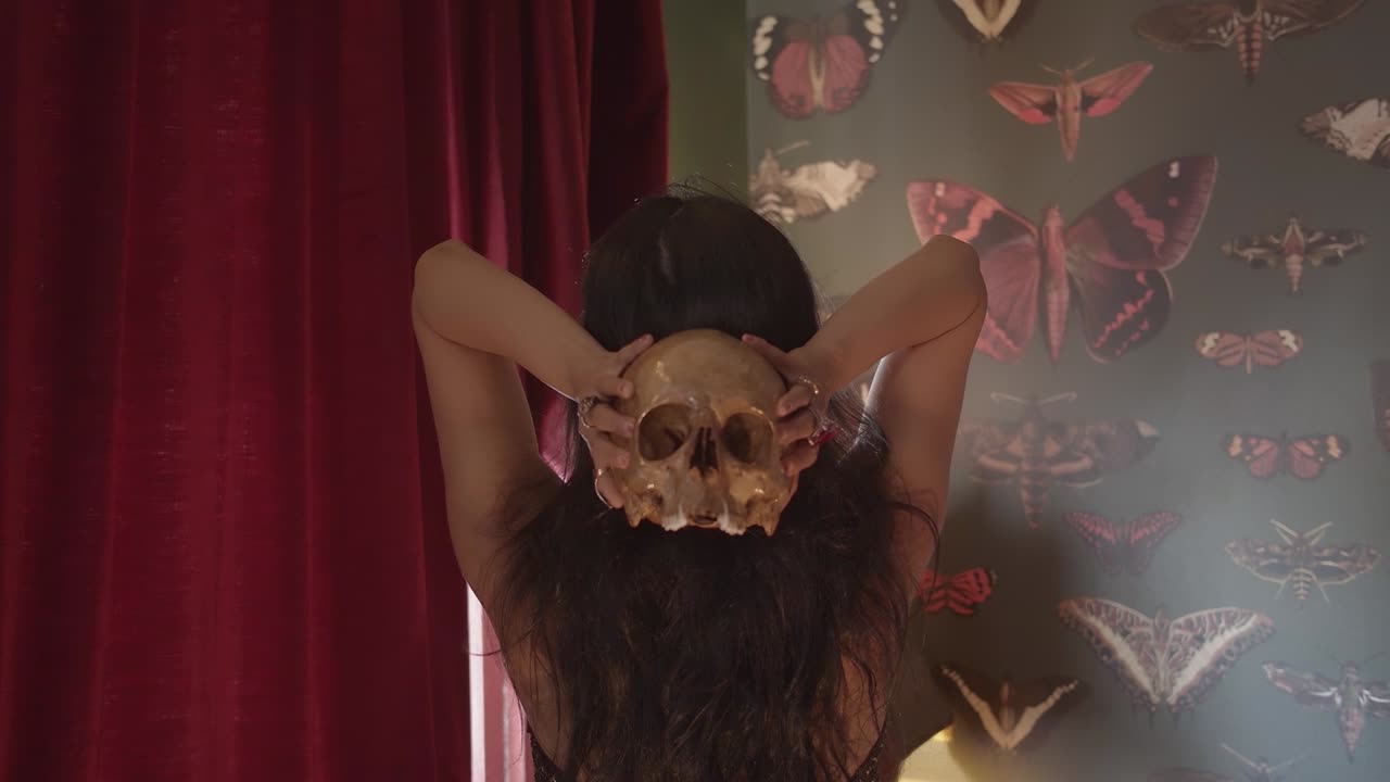 무서운 할로윈 두개골을 들고 여자