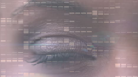animación de procesamiento de datos sobre la cara de una mujer biracial con los ojos cerrados