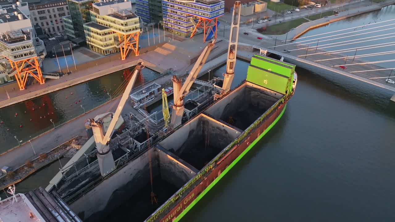 항공: 선박에서 석탄을 내리는 크레인, 헬싱키의 살미사리 항구에서 해가 지는 모습