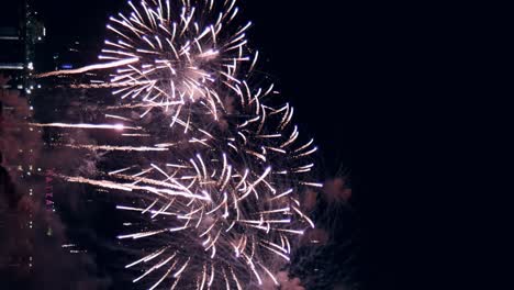 exhibición de fuegos artificiales para la celebración de la víspera de año nuevo con un gran espectáculo de fuegos artificiales multicolor abstracto con luces bokeh en el cielo nocturno