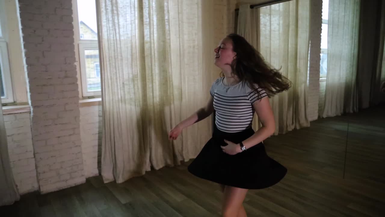 Primo piano di una ragazza adolescente che balla in studio al rallentatore