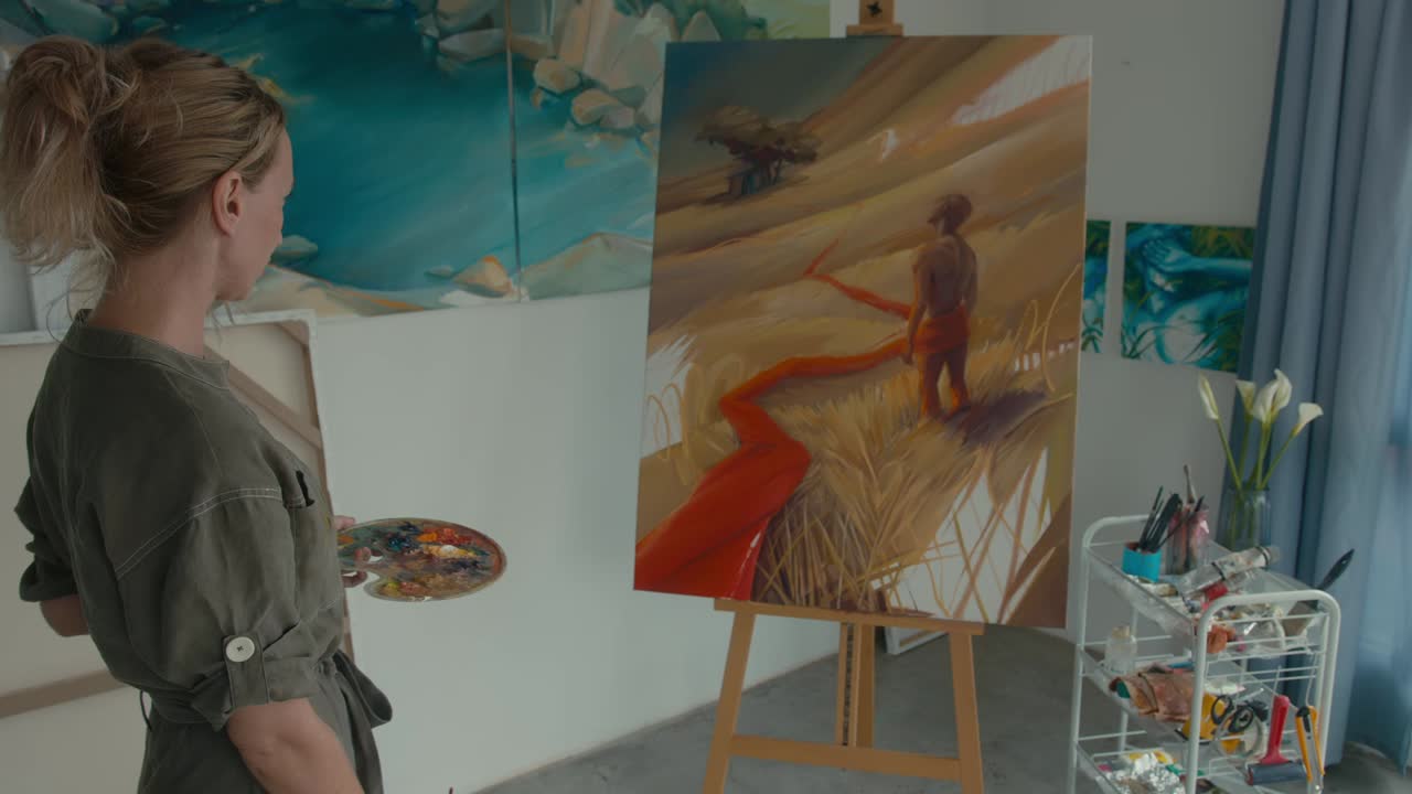 mujer artista en el estudio