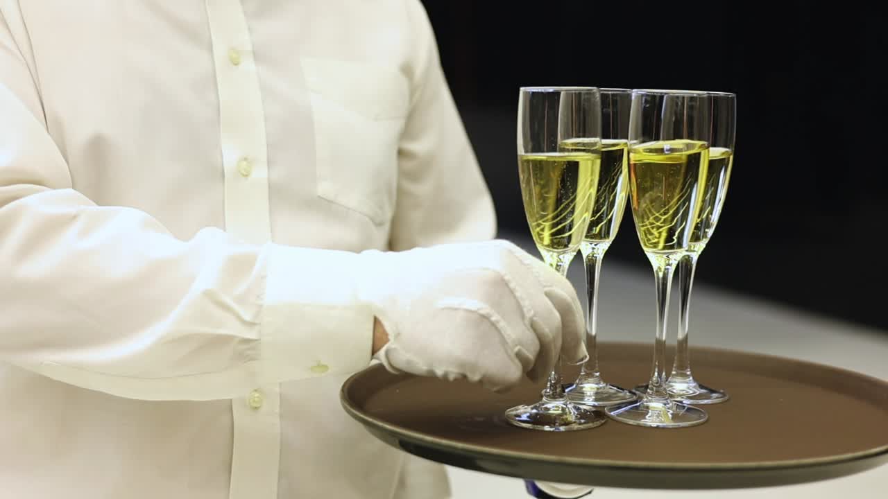 Cameriere che serve Champagne