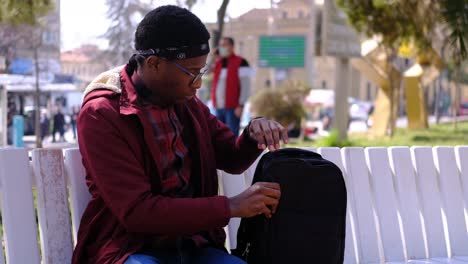 Joven-Negro-Esperando-En-El-Parque