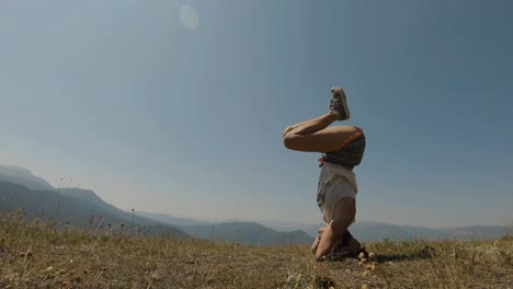 joven atlética haciendo una parada corta de yoga en la cima de una montaña