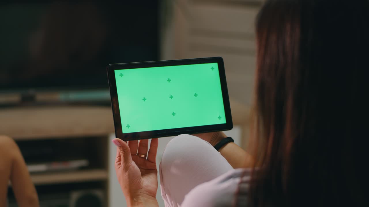 madre che guarda un video sul tablet vicino al bambino