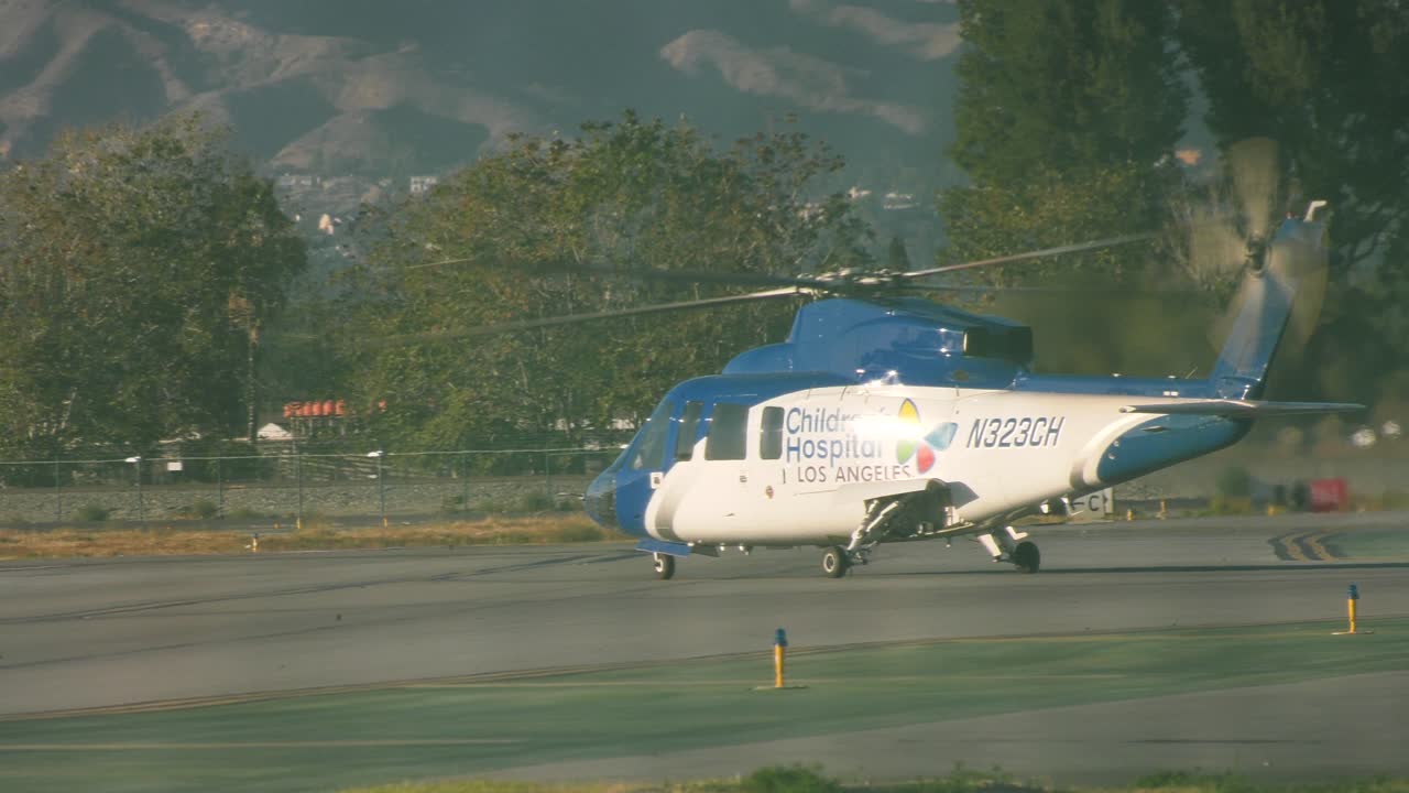 기지에서 이륙하는 헬리콥터