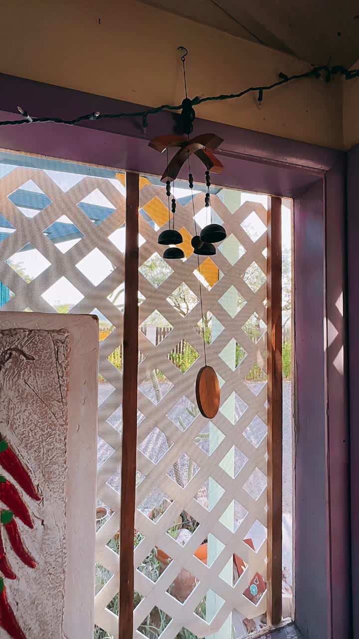 sonido de viento en un porche protegido