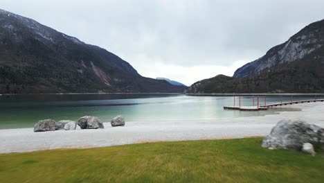 vista impresionante del lago molveno y las montañas en el fondo en trentino, italia