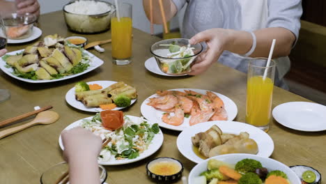 Familia-Asiática-Almorzando.
