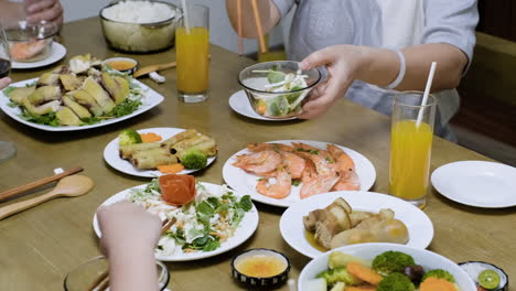 familia asiática almorzando.