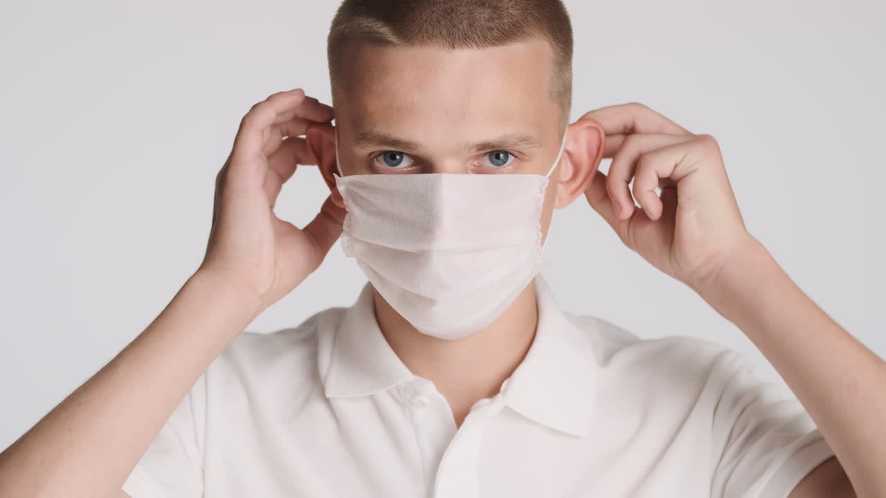 심각한 남자가 얼굴 마스크를 착용하고 있습니다.