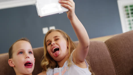 Junge-Und-Mädchen-Unterhalten-Sich-Mit-Dem-Handy-über-Ein-Selfie