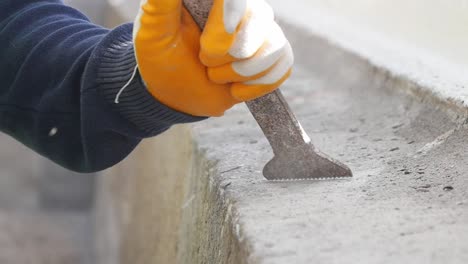 trabajos de reparación de hormigón con cincel