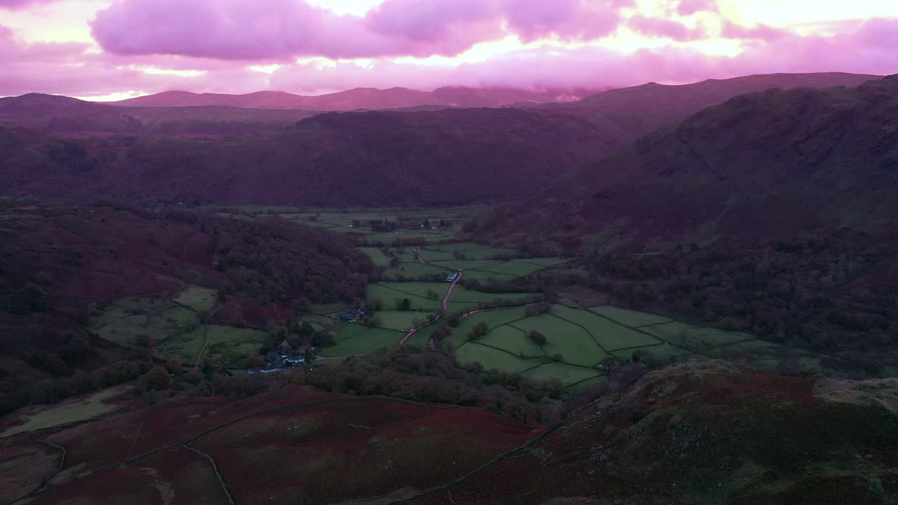 video fijo de un dron de un hermoso amanecer sobre el valle de borrowdale en el distrito de los lagos