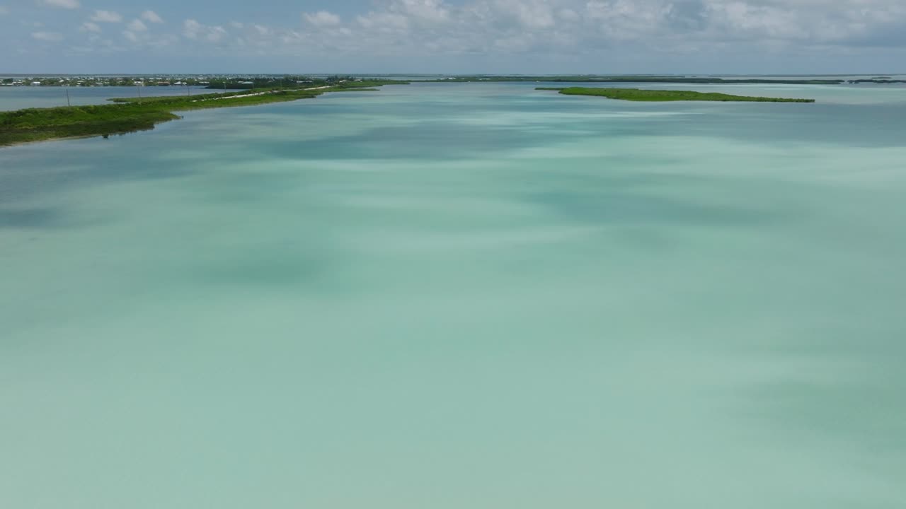 vista aérea en órbita que muestra las aguas turquesas de los cayos de florida
