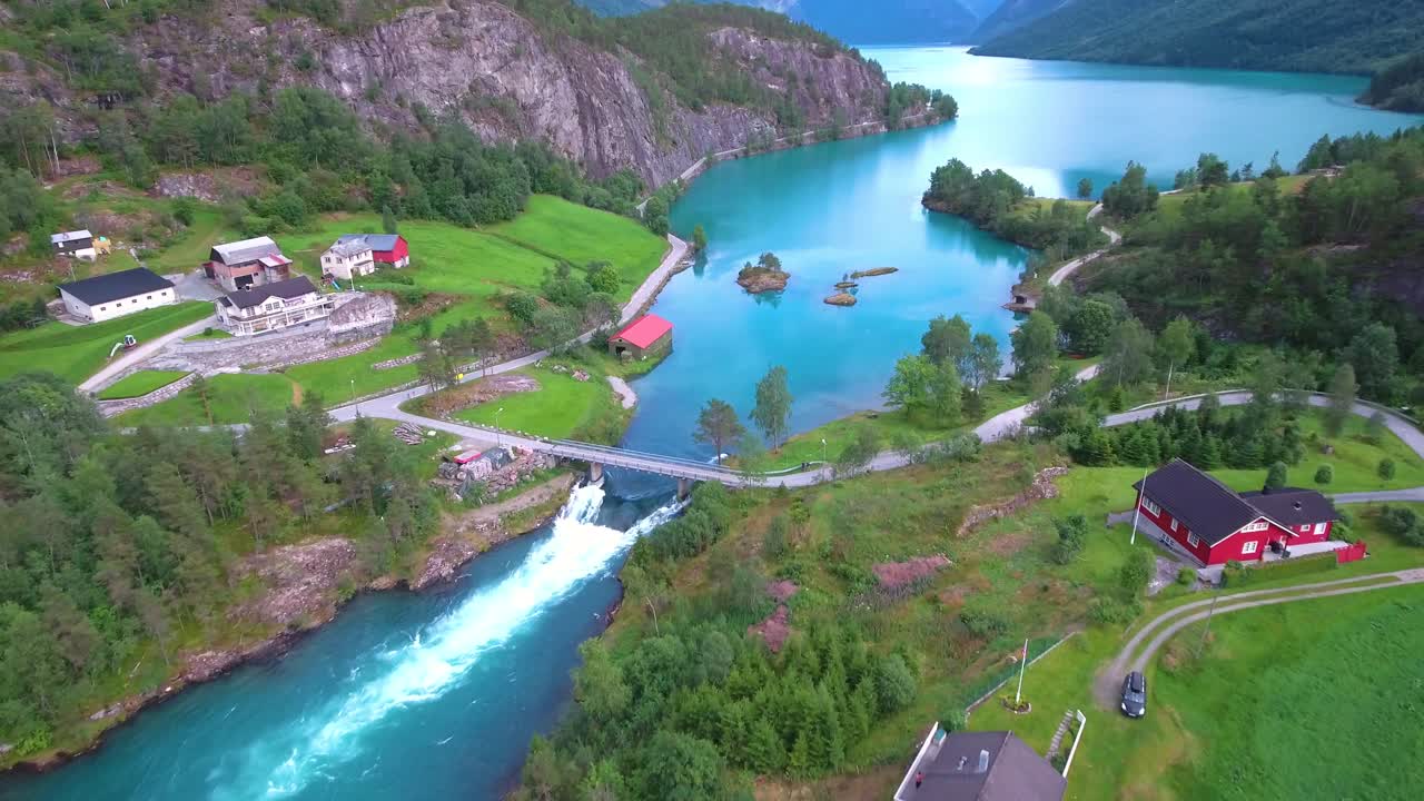 el lago lovatnet es una naturaleza hermosa de noruega.