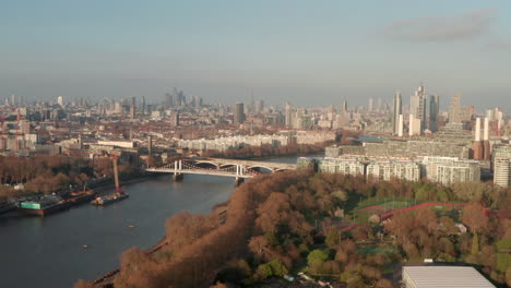 Toma-Aérea-Del-Horizonte-Londinense-Desde-Battersea-Park