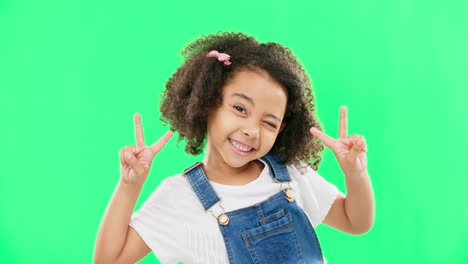 cara, sonrisa y niño con signo de paz en verde