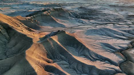 Extensive-mountain-panorama-in-Utah,-Grand-Canyon,-orange-lit-peaks-in-sunset