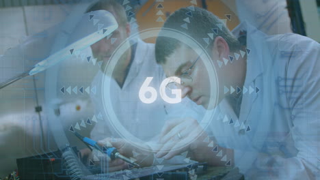 animación de texto de 6g sobre escáner contra ingeniero caucásico soldando placa de circuito eléctrico