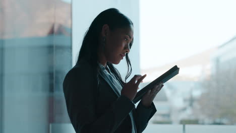 Fenster,-Denken-Und-Frau-Mit-Einem-Tablet