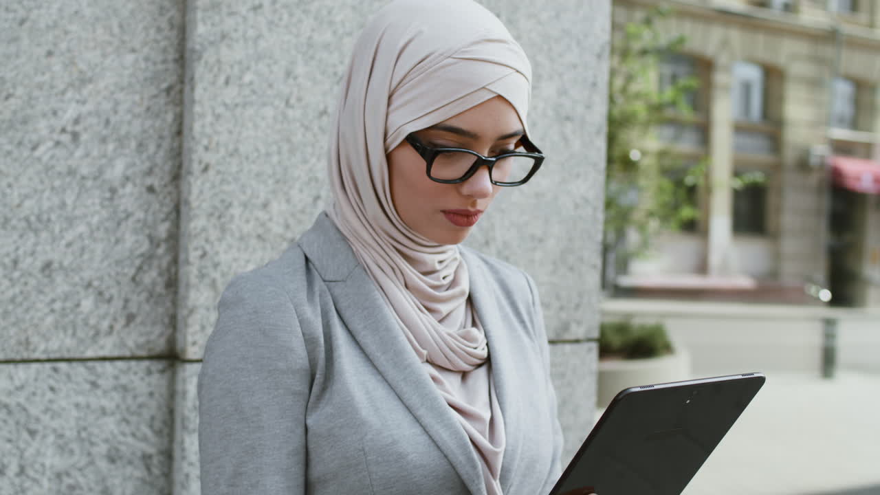 도시에서 태블릿을 사용하는 사업가