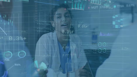 animación de procesamiento de datos y diagramas sobre una doctora biracial hablando con una pareja