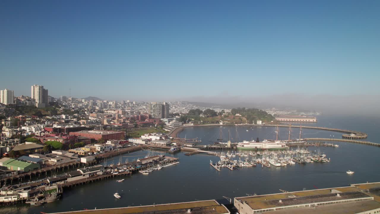 Ripresa con drone di Aquatic Cove e dei moli e lungomare di Fisherman's Wharf, San Francisco, California
