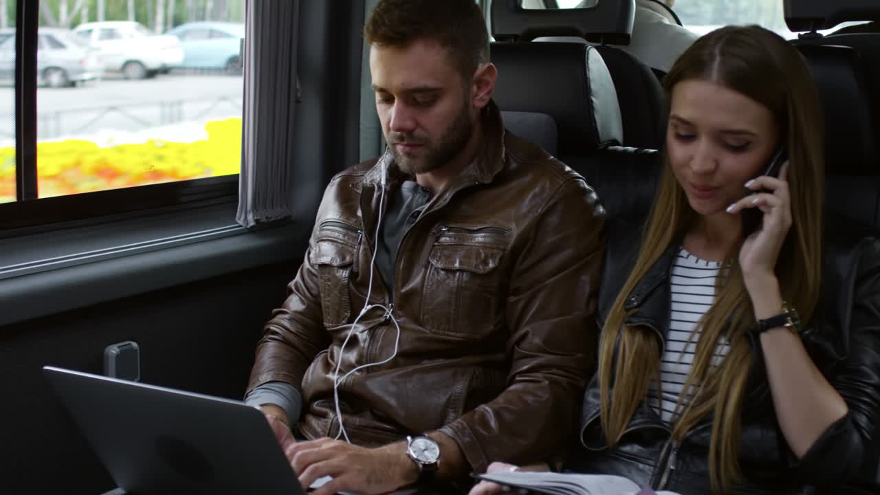 Giovane uomo e donna che lavorano in taxi