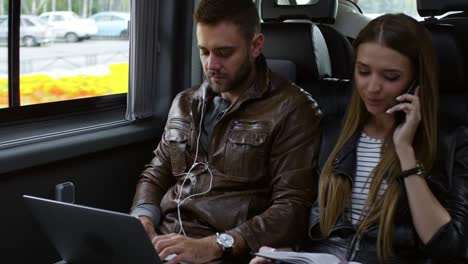 joven y mujer trabajando en un taxi