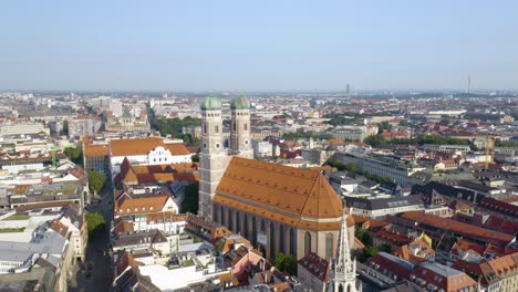 pedestal aéreo arriba revela la ciudad de munich detrás de frauenkirche